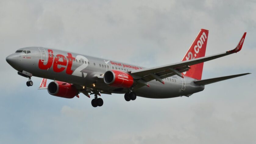 Un vol Jet2 vers Tenerife confronté à des turbulences : bagarre entre passagers et vents violents entraînent un atterrissage d’urgence à Gran Canaria