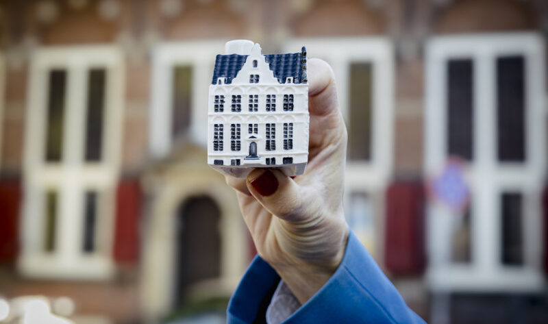 KLM dévoile la Maison Bleue de Delft n°105, en l’honneur du 105ème anniversaire d’une demeure historique sur les canaux d’Amsterdam.