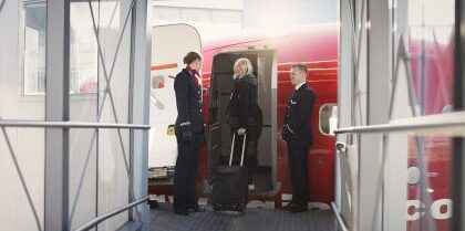 Norwegian Airlines clôt ses installations à Stavanger et Trondheim, suscitant des protestations des employés en raison de mesures d’économie.