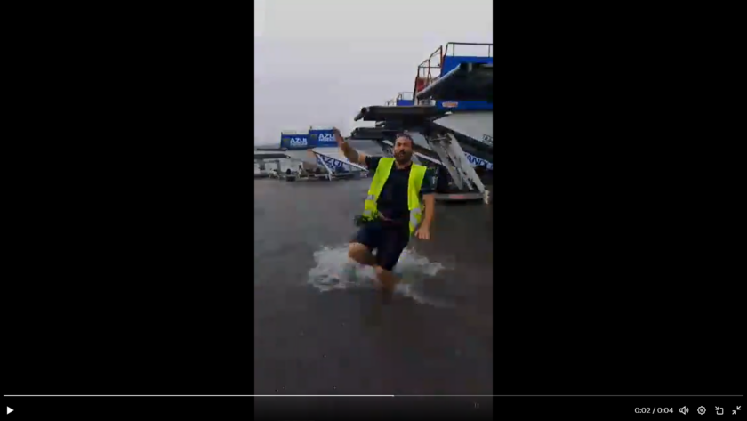 Des tempêtes violentes perturbent le trafic aérien à l’aéroport de Palma de Majorque, causant des retards massifs et semant le chaos.