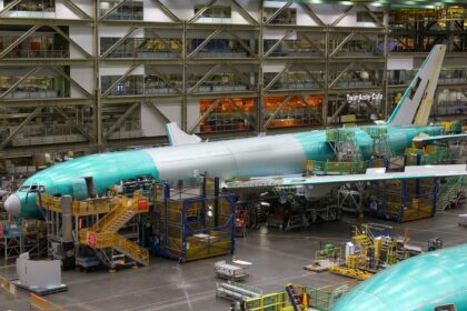 Le syndicat Boeing approuve un nouveau contrat, mettant fin à une grève coûteuse.