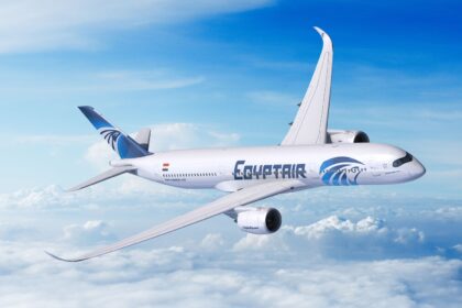 Un passager poursuit Egyptair pour 5 millions de dollars suite à un accident de thé chaud pendant des turbulences.