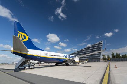 Ryanair critique le Royaume-Uni et la France pour l’augmentation des taxes sur les voyages aériens, met en garde contre une baisse du tourisme et de l’emploi