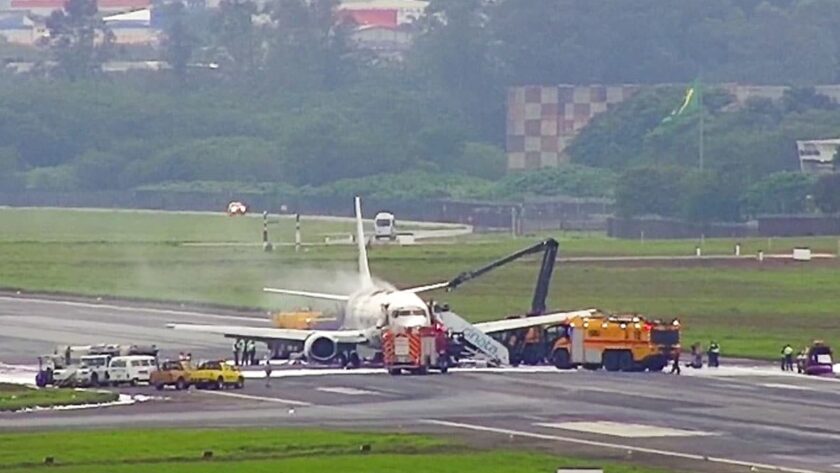 Un Boeing 737-400F de Total Linhas Aereas en proie aux flammes atterrit en urgence à l’aéroport de Sao Paulo, Brésil