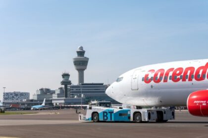 Un violent incendie ravage plus de quarante véhicules dans le parking de l’aéroport d’Amsterdam Schiphol