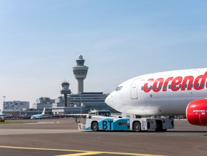 Un violent incendie ravage plus de quarante véhicules dans le parking de l’aéroport d’Amsterdam Schiphol